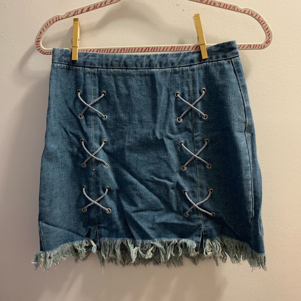 Frayed, cross tie skirt
